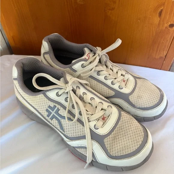 KURU Carrera Sneakers in Cream and Gray with Red Accents - Picture 3 of 14